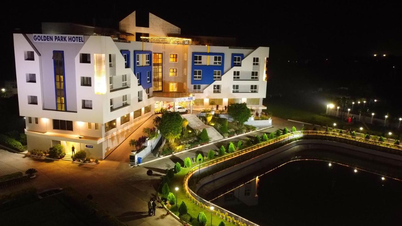 Golden Park Hotel & Resort Māldah Exteriör bild