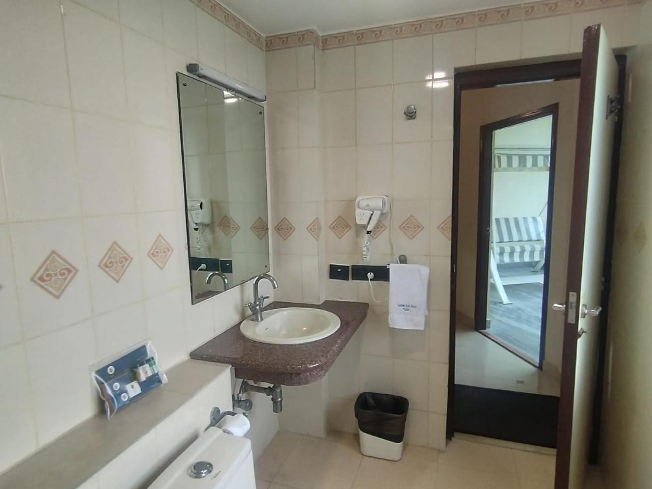 Golden Park Hotel & Resort Māldah Exteriör bild